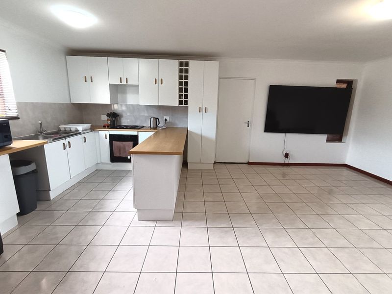 Spacious Townhouse in Well-Maintained Complex – Close to the Beach - Photo 6