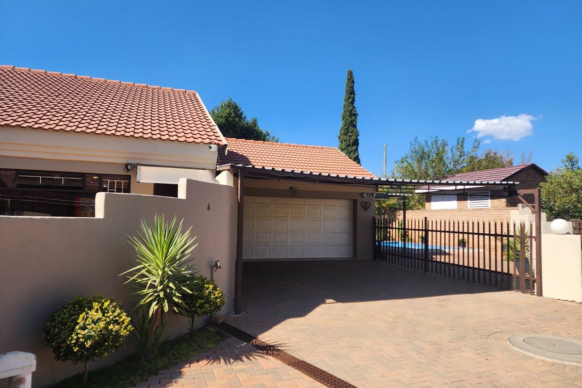 Modern 3 Bedroom Townhouse in Songloed - Photo 2