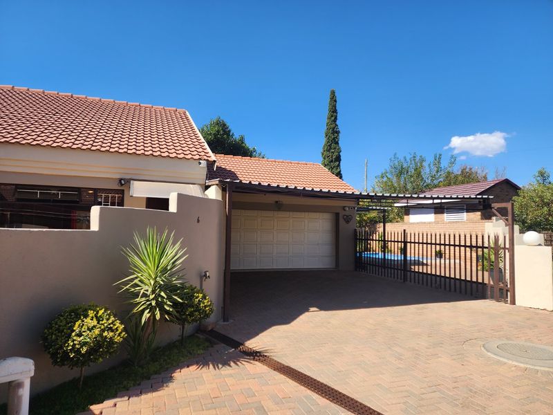 Modern 3 Bedroom Townhouse in Songloed - Photo 2