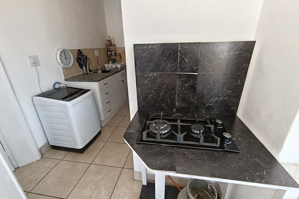 Studio bachelor cottage in Highlands North- includes weekly domestic - Photo 4