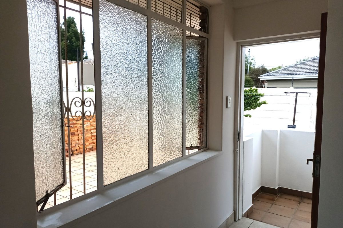 Studio bachelor cottage in Highlands North- includes weekly domestic - Photo 3