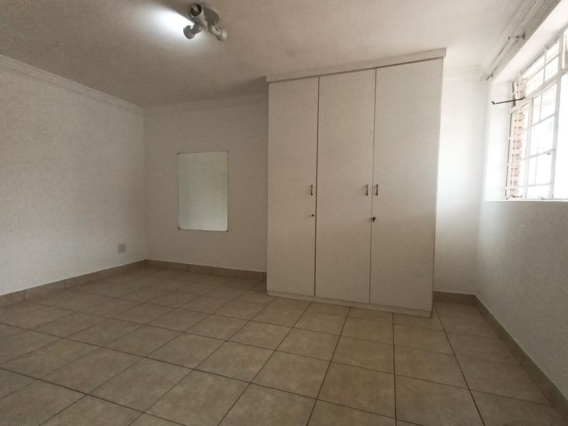 Studio bachelor cottage in Highlands North- includes weekly domestic - Photo 10