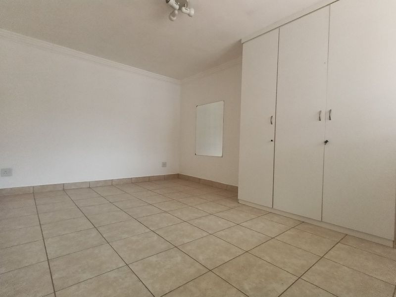 Studio bachelor cottage in Highlands North- includes weekly domestic - Photo 9