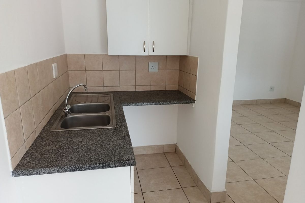 Studio bachelor cottage in Highlands North- includes weekly domestic - Photo 5