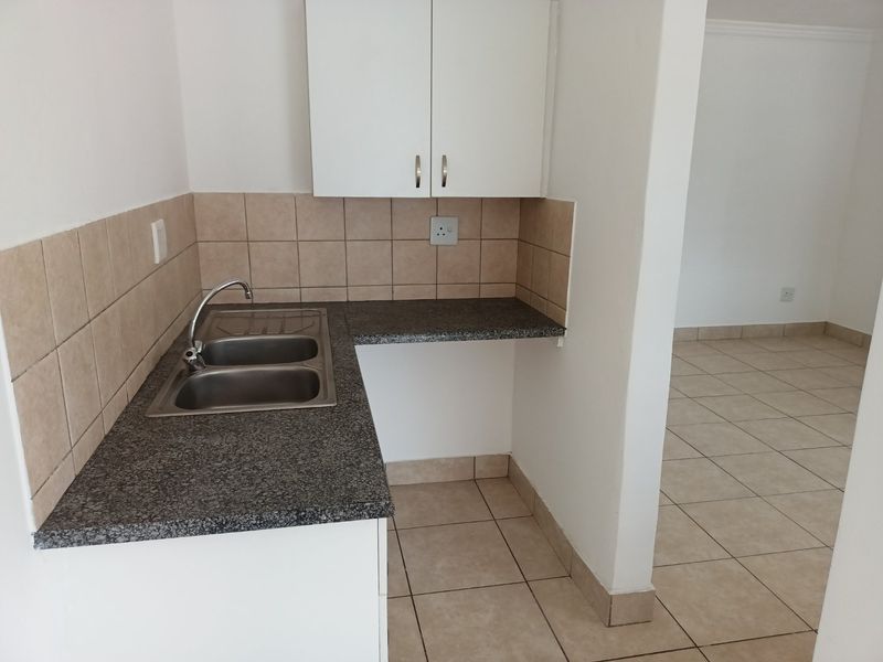 Studio bachelor cottage in Highlands North- includes weekly domestic - Photo 5