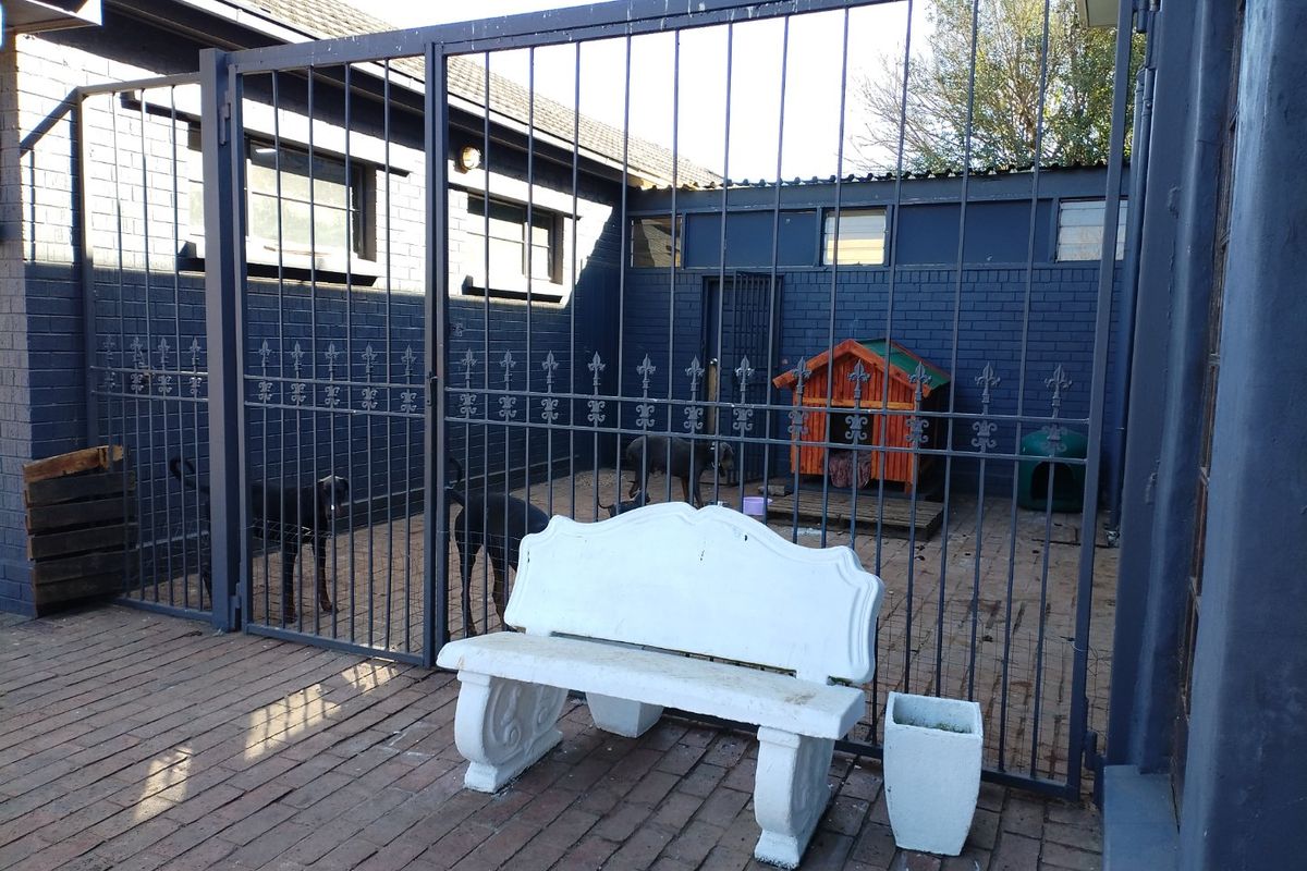 12 Bedroom House for Sale in Petersfield - Photo 3