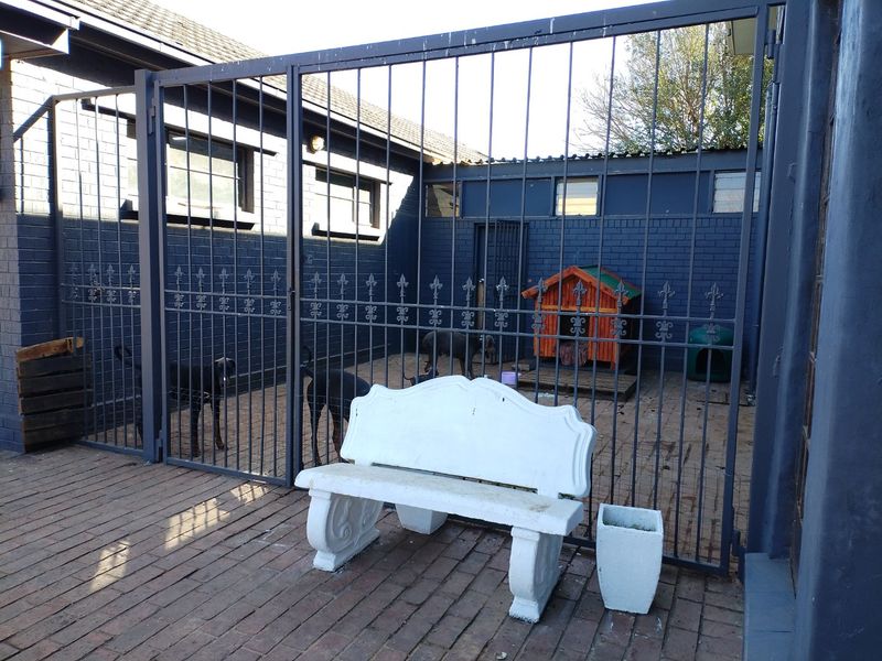 12 Bedroom House for Sale in Petersfield - Photo 3