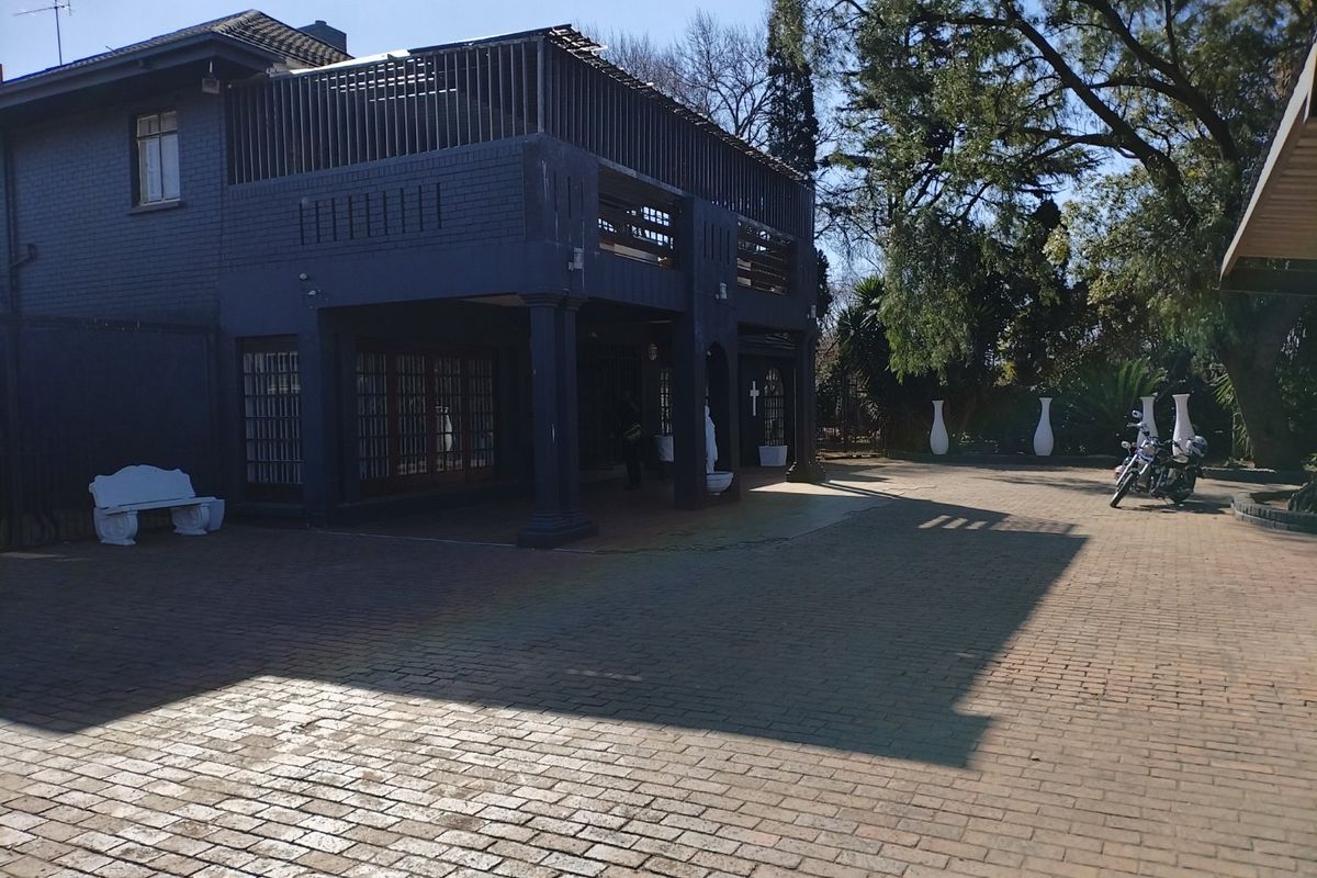 12 Bedroom House for Sale in Petersfield - Photo 2