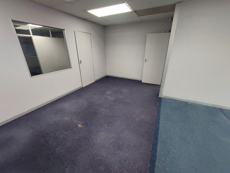 Commercial property for rent in Westille - Photo 10