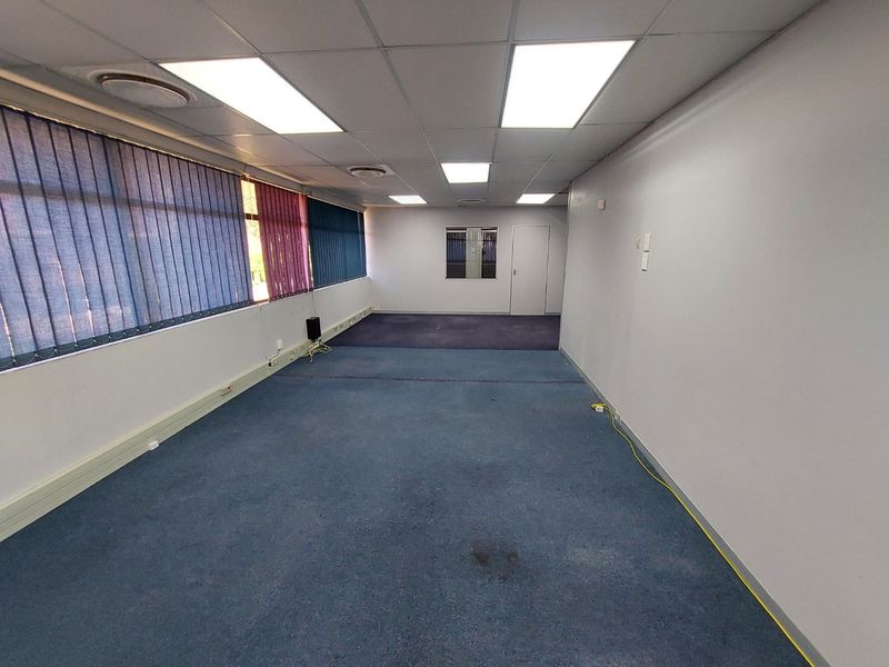 Commercial property for rent in Westille - Photo 9