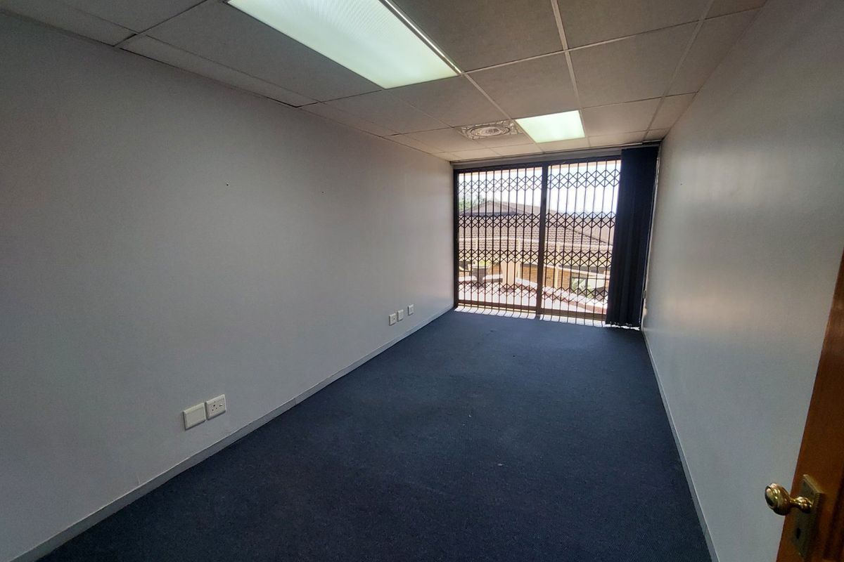 Commercial property for rent in Westille - Photo 4