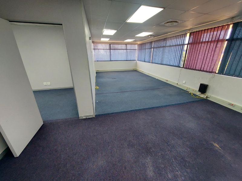 Commercial property for rent in Westille - Photo 8