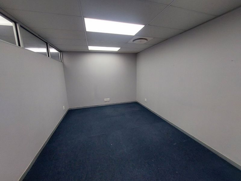 Commercial property for rent in Westille - Photo 6