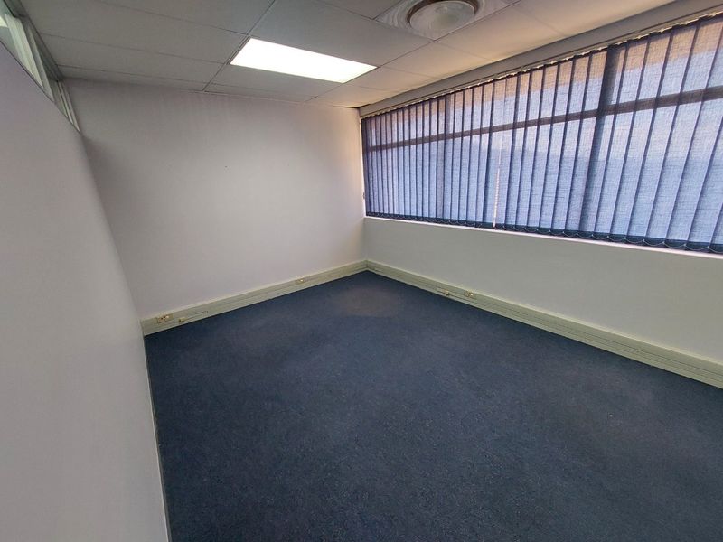 Commercial property for rent in Westille - Photo 7