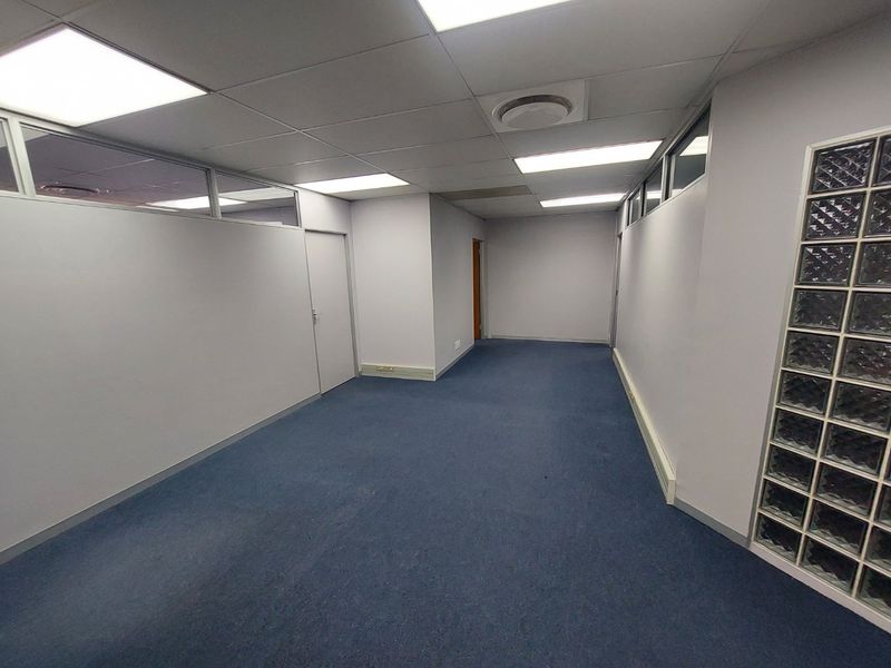 Commercial property for rent in Westille - Photo 5