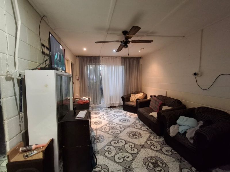 Ideal for newly weds: 3 Bedroom house on the market in Leonsdale: NO PARKING SPACE - Photo 4