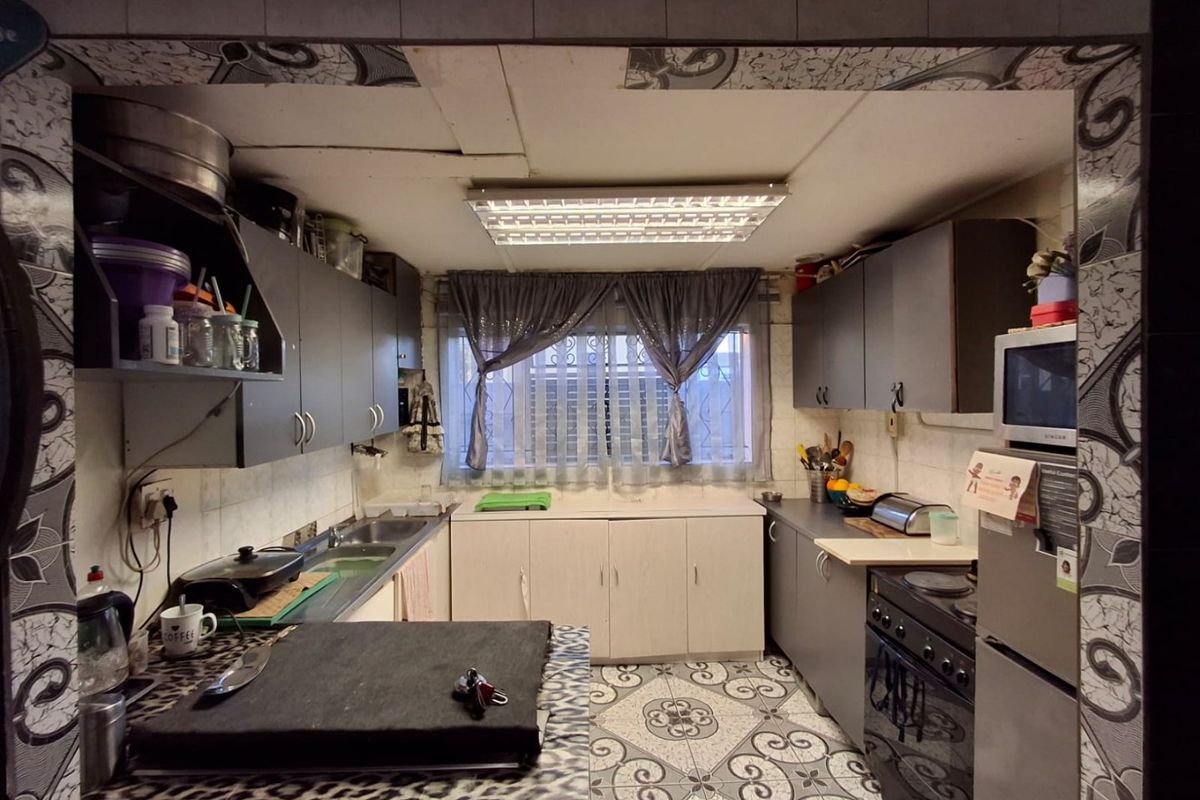 Ideal for newly weds: 3 Bedroom house on the market in Leonsdale: NO PARKING SPACE - Photo 2