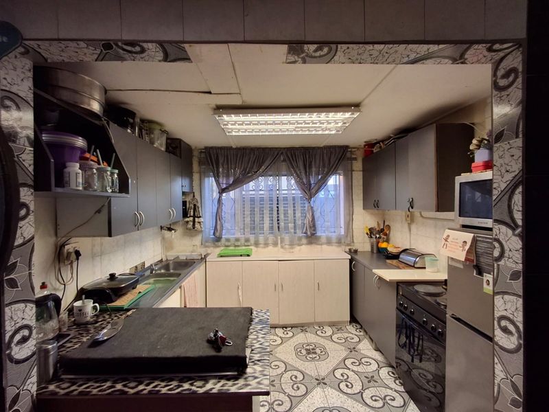 Ideal for newly weds: 3 Bedroom house on the market in Leonsdale: NO PARKING SPACE - Photo 2