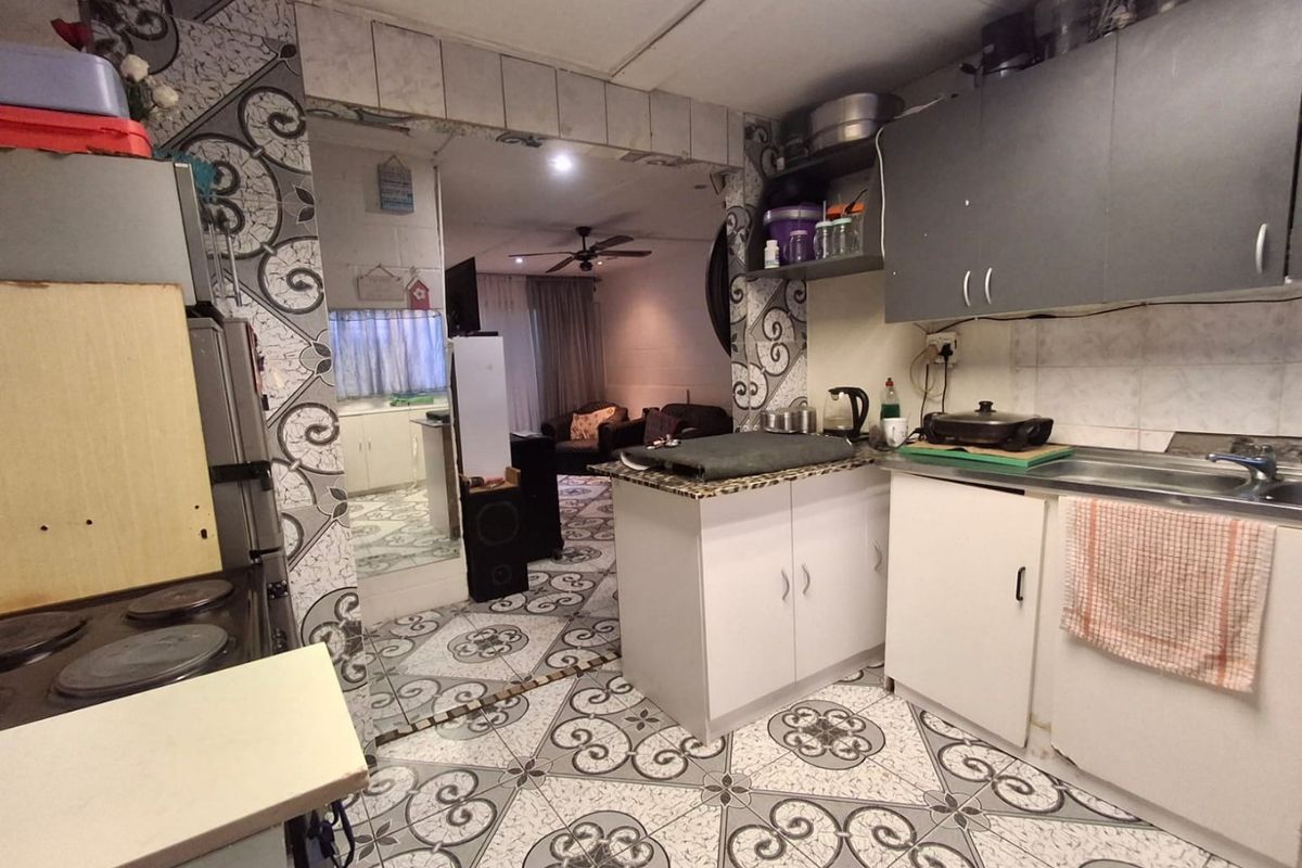 Ideal for newly weds: 3 Bedroom house on the market in Leonsdale: NO PARKING SPACE - Photo 3