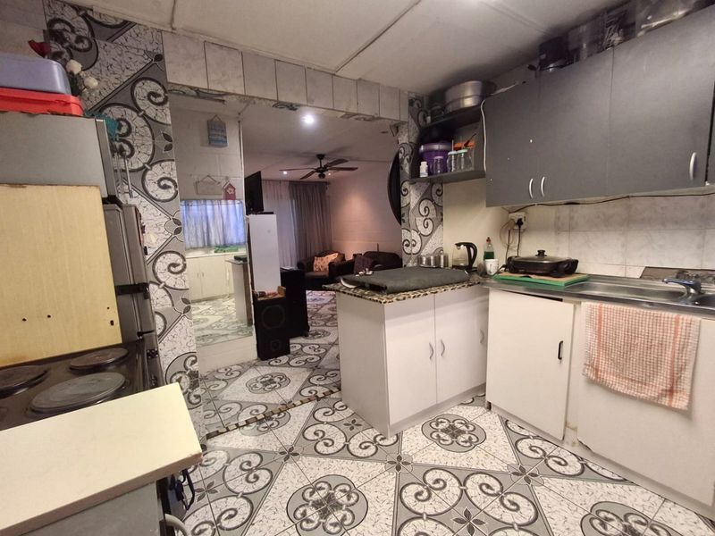 Ideal for newly weds: 3 Bedroom house on the market in Leonsdale: NO PARKING SPACE - Photo 3