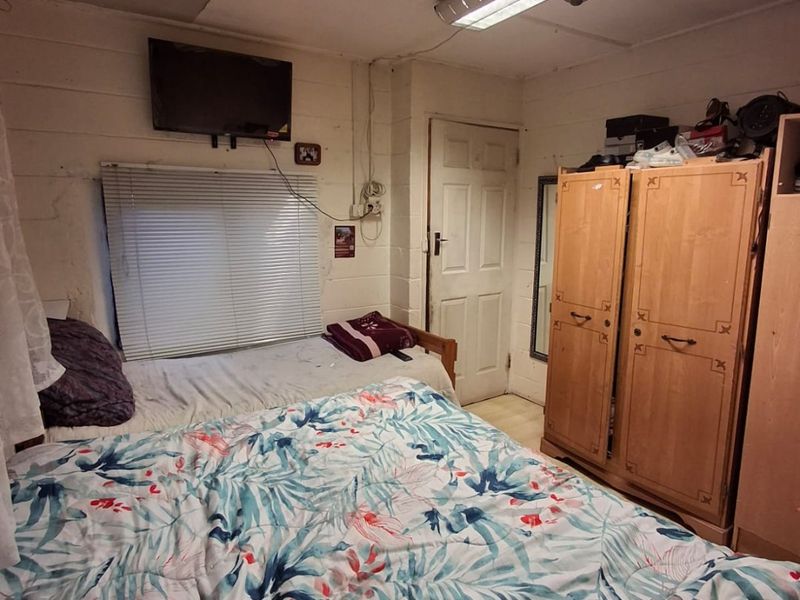 Ideal for newly weds: 3 Bedroom house on the market in Leonsdale: NO PARKING SPACE - Photo 10