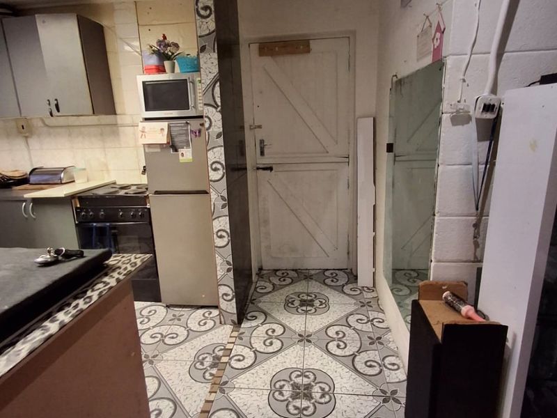 Ideal for newly weds: 3 Bedroom house on the market in Leonsdale: NO PARKING SPACE - Photo 7