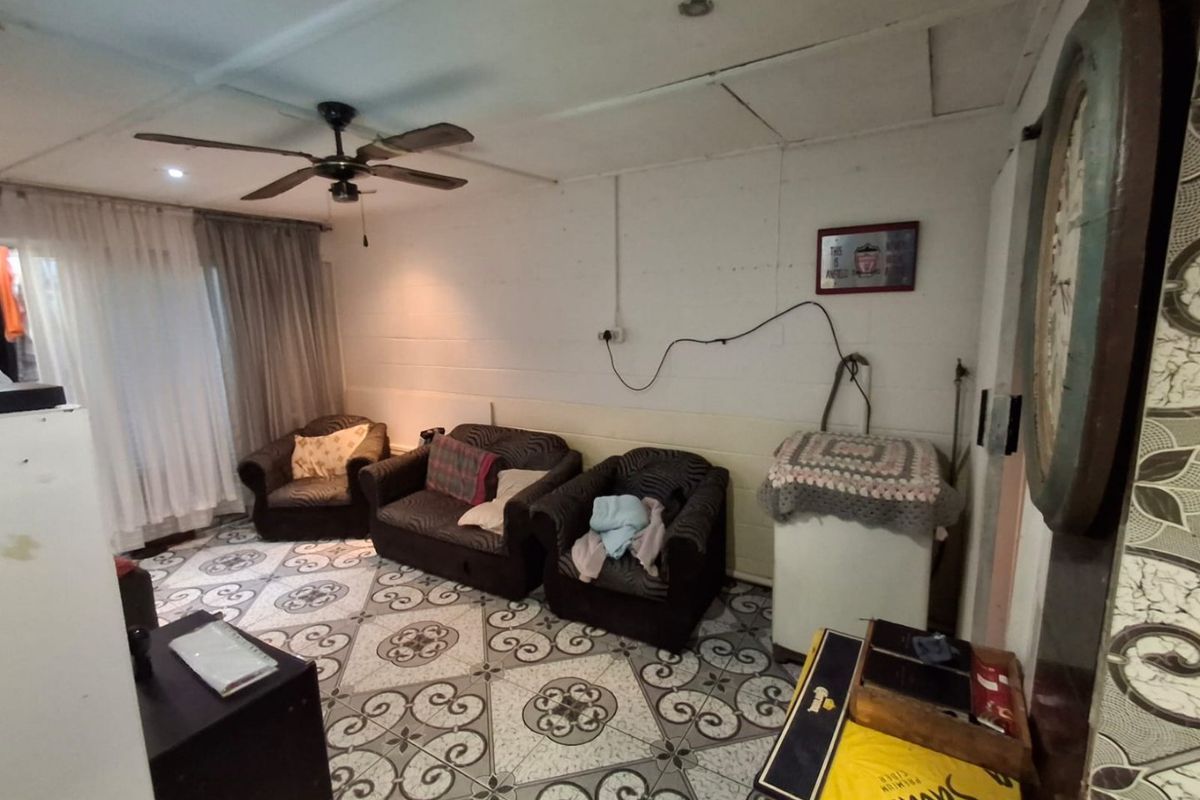 Ideal for newly weds: 3 Bedroom house on the market in Leonsdale: NO PARKING SPACE - Photo 5