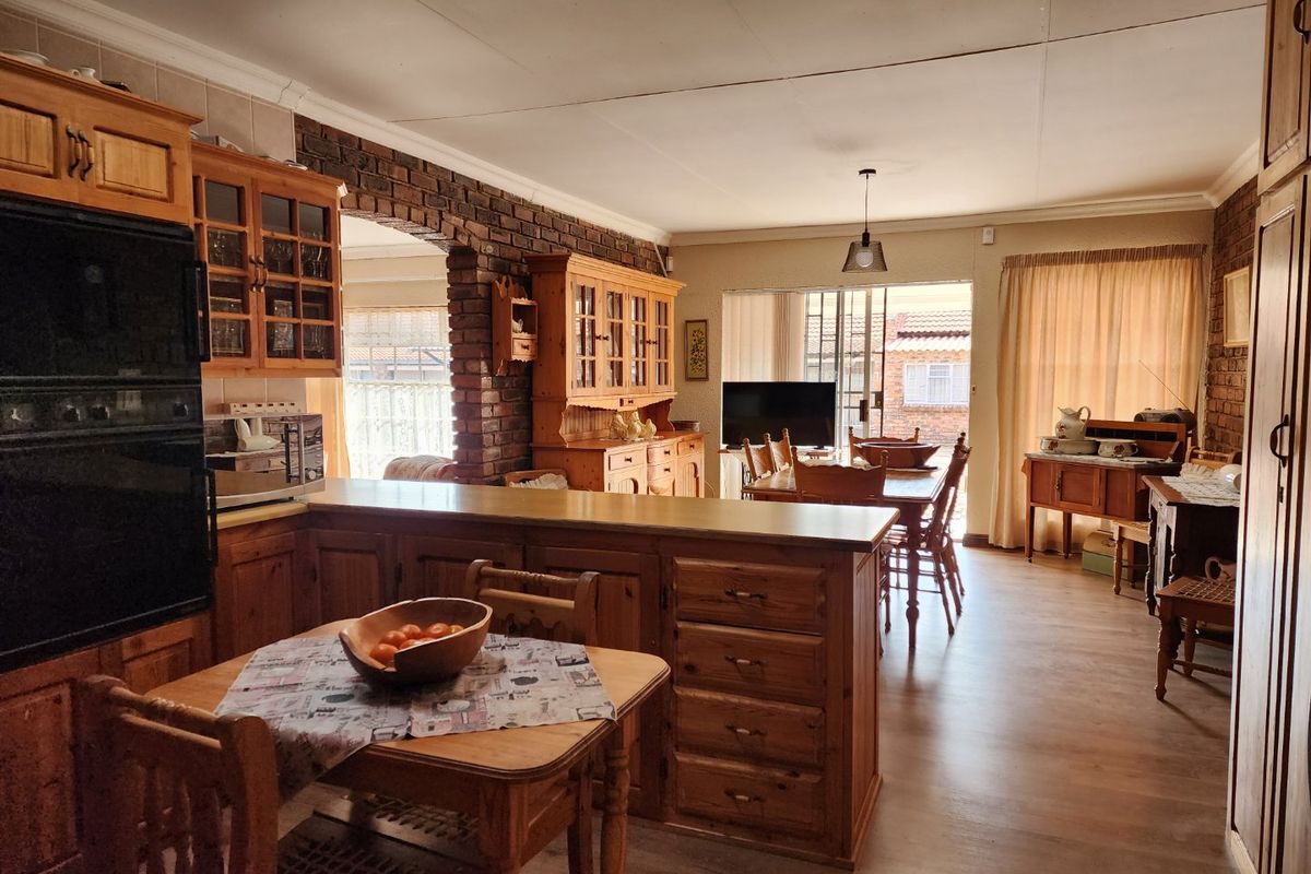 3 BEDROOM FULL TITLE TOWNHOUSE IN ORKNEY - Photo 4