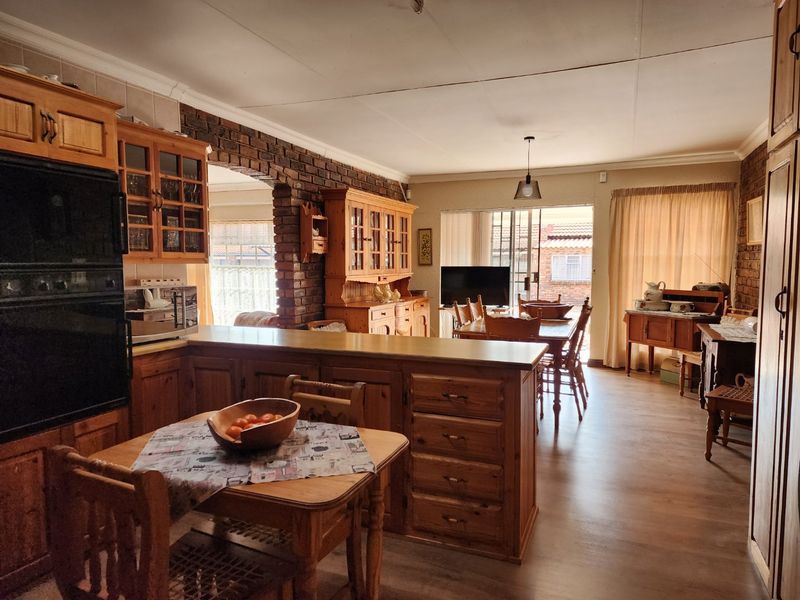 3 BEDROOM FULL TITLE TOWNHOUSE IN ORKNEY - Photo 4