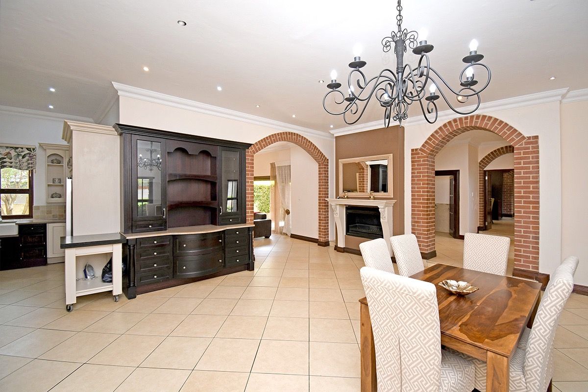 Elegant 5-Bedroom Home to Let in Silver Stream Estate - Photo 5