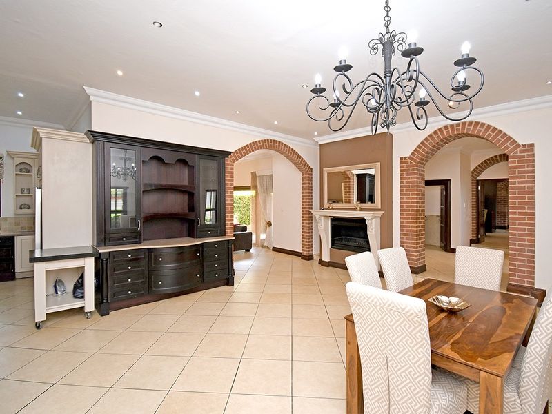 Elegant 5-Bedroom Home to Let in Silver Stream Estate - Photo 5