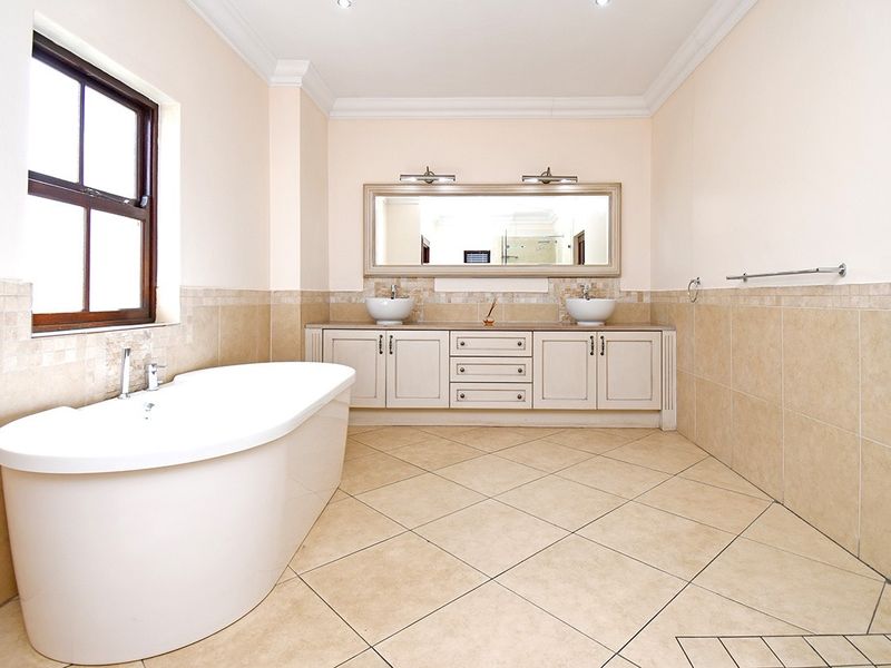 Elegant 5-Bedroom Home to Let in Silver Stream Estate - Photo 9