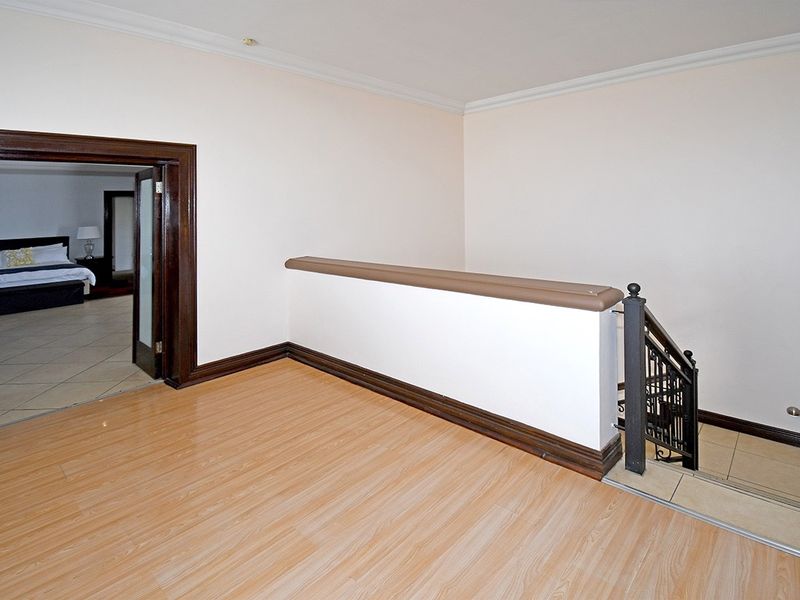 Elegant 5-Bedroom Home to Let in Silver Stream Estate - Photo 10