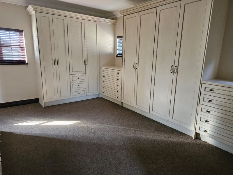 Elegant 5-Bedroom Home to Let in Silver Stream Estate - Photo 8