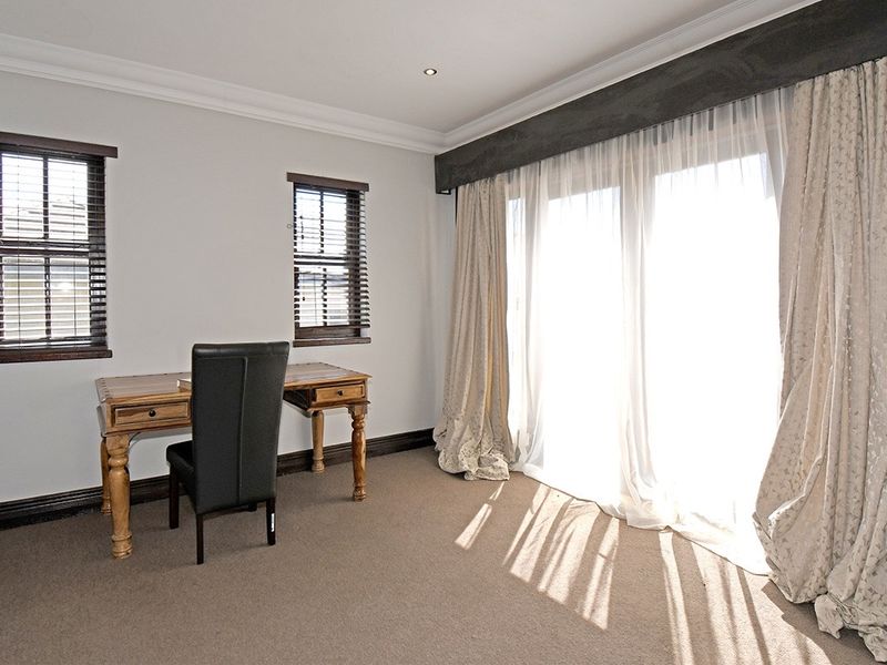 Elegant 5-Bedroom Home to Let in Silver Stream Estate - Photo 7