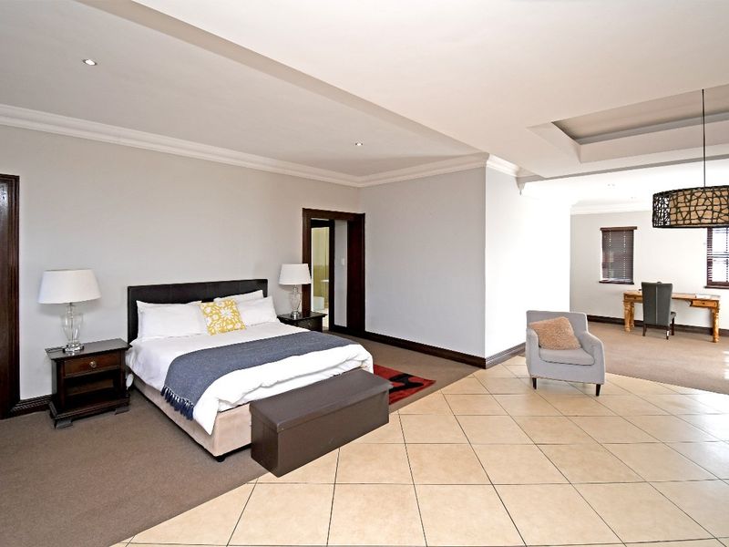 Elegant 5-Bedroom Home to Let in Silver Stream Estate - Photo 6