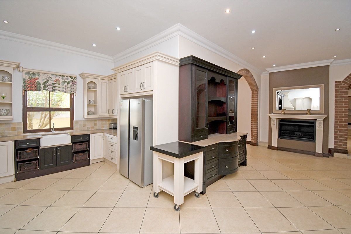 Elegant 5-Bedroom Home to Let in Silver Stream Estate - Photo 2