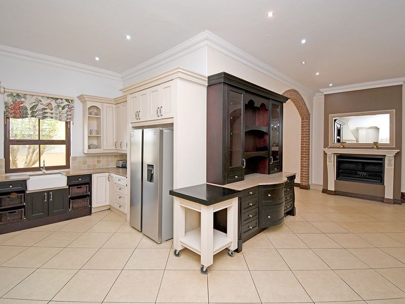 Elegant 5-Bedroom Home to Let in Silver Stream Estate - Photo 2