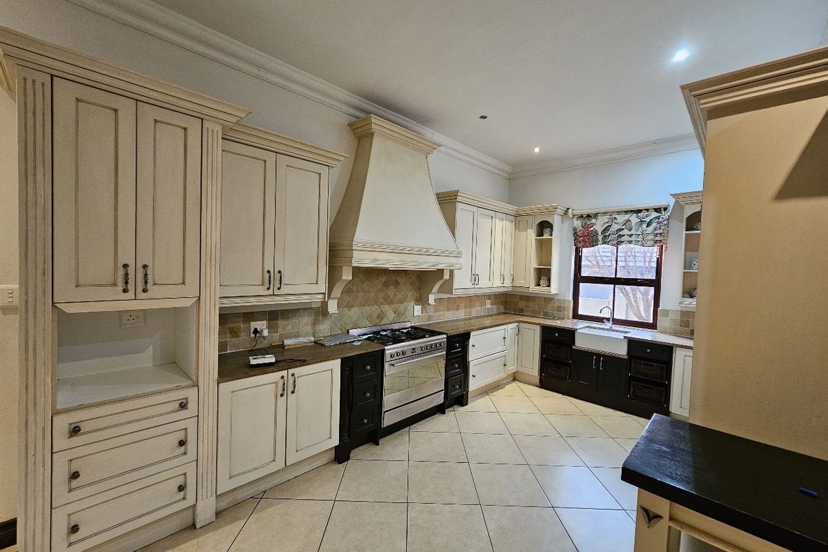 Elegant 5-Bedroom Home to Let in Silver Stream Estate - Photo 4