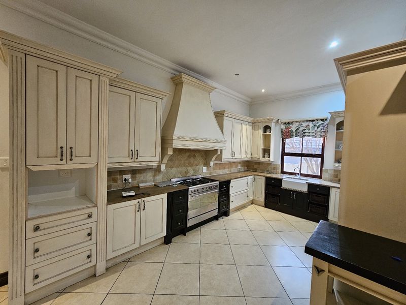 Elegant 5-Bedroom Home to Let in Silver Stream Estate - Photo 4