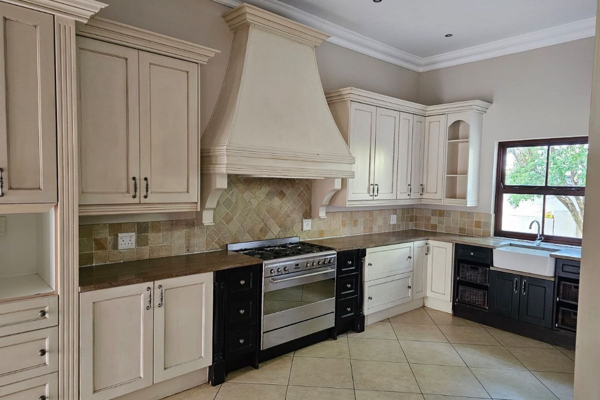 Elegant 5-Bedroom Home to Let in Silver Stream Estate - Photo 3