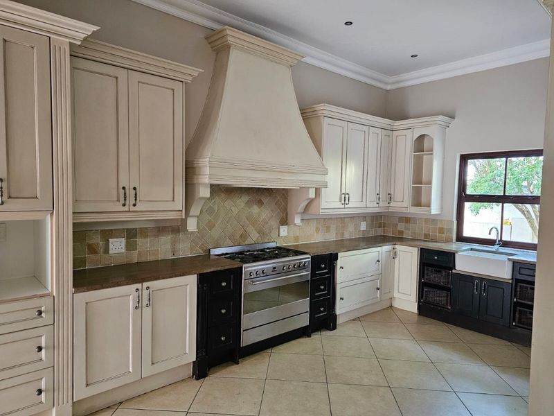 Elegant 5-Bedroom Home to Let in Silver Stream Estate - Photo 3