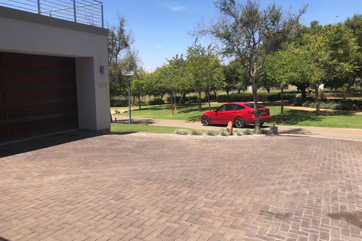 Luxurious Ultra-Modern 5-Bedroom Home with Pool & Premium Finishes - Photo 4