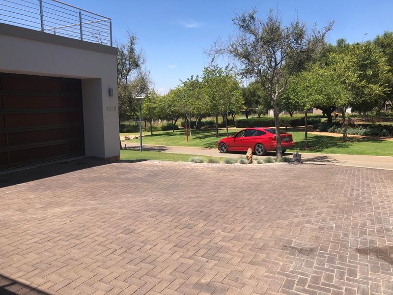 Luxurious Ultra-Modern 5-Bedroom Home with Pool & Premium Finishes - Photo 4