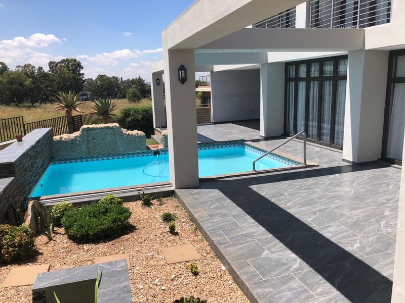 Luxurious Ultra-Modern 5-Bedroom Home with Pool & Premium Finishes - Photo 5