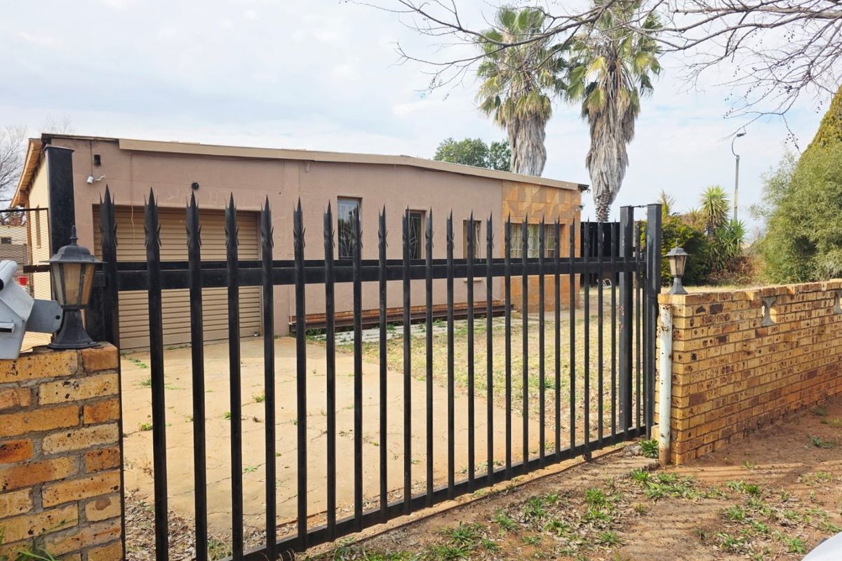 Spacious 6-Bedroom Home in Randlespark – Ideal for Big Families or Investors! Endless Potential | Secure | Great Value | Needs a Little TLC - Photo 4