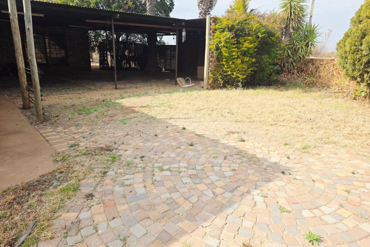 Spacious 6-Bedroom Home in Randlespark – Ideal for Big Families or Investors! Endless Potential | Secure | Great Value | Needs a Little TLC - Photo 5