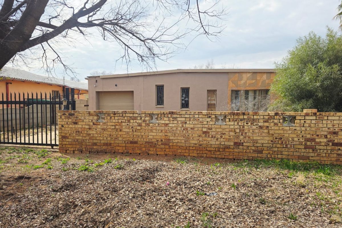 Spacious 6-Bedroom Home in Randlespark – Ideal for Big Families or Investors! Endless Potential | Secure | Great Value | Needs a Little TLC - Photo 2