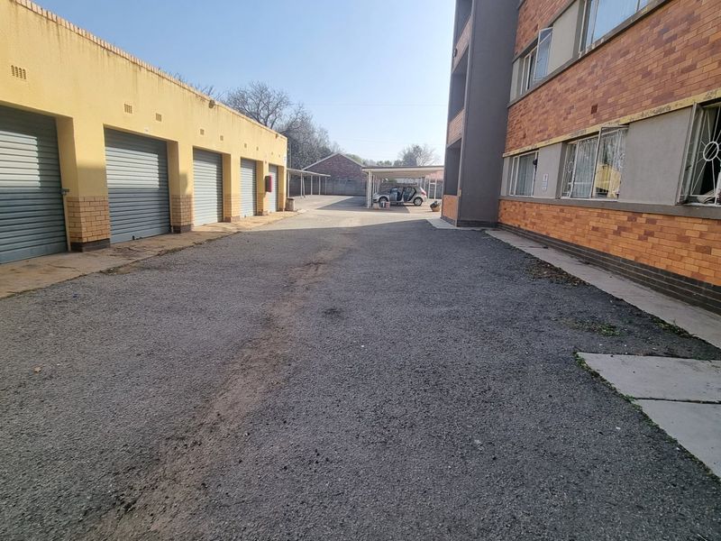 Spacious 2 bedroom flat in popular area! - Photo 2