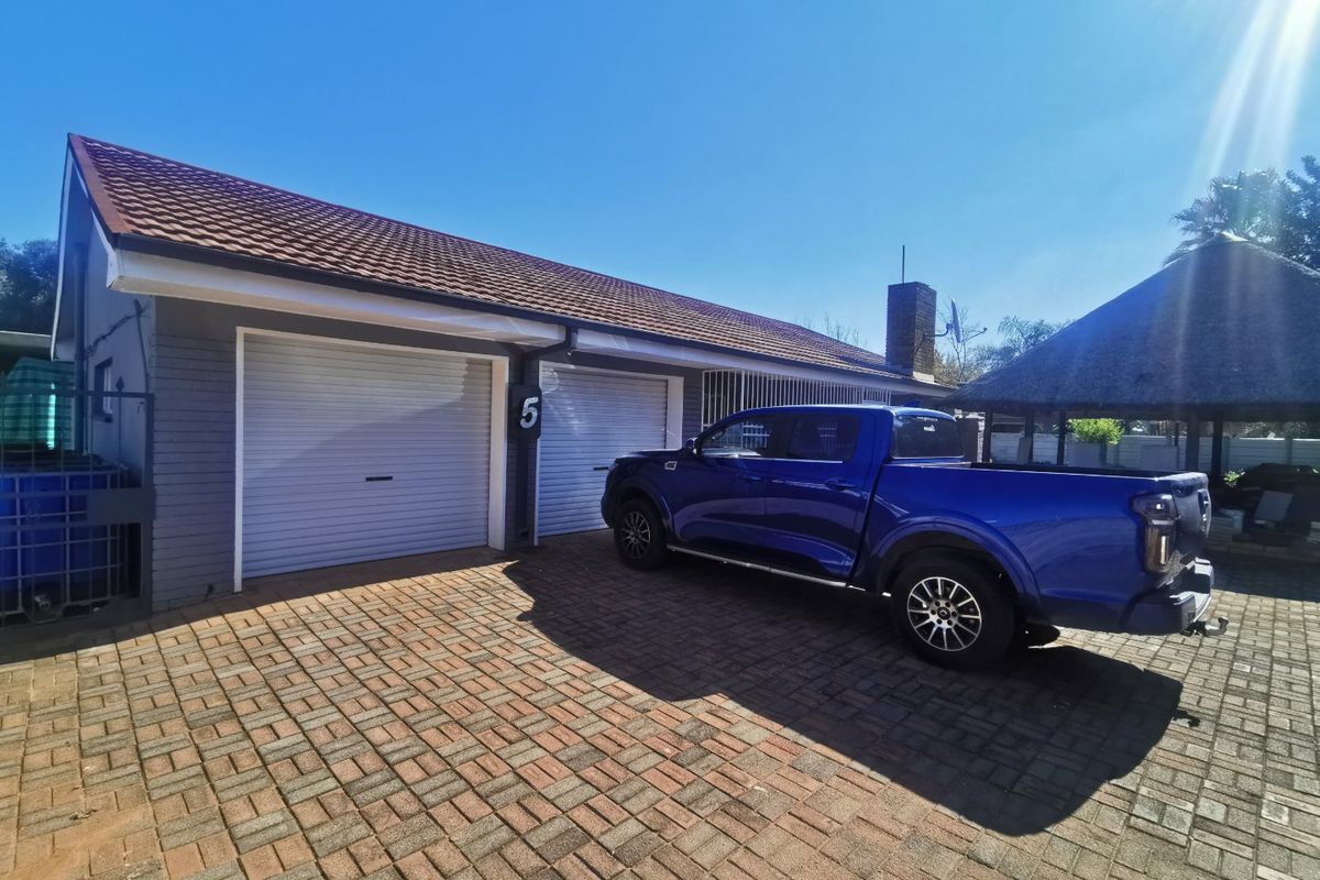 3 Bedroom House for sale in Stilfontein. - Photo 2